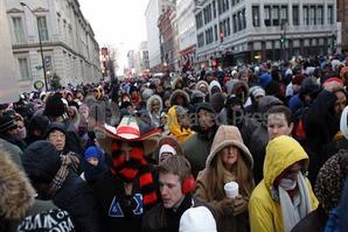Warga berkerumun menuju akses masuk kawasan parade inaugurasi Presiden AS Barack Obama di Kota Washington, Selasa (20/1).