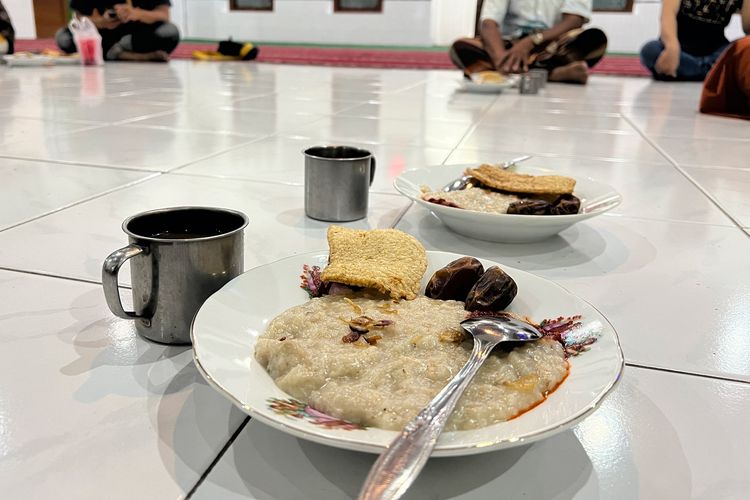 Samin Porridge at Darussalam Mosque, Jayengan, Surakarta City.