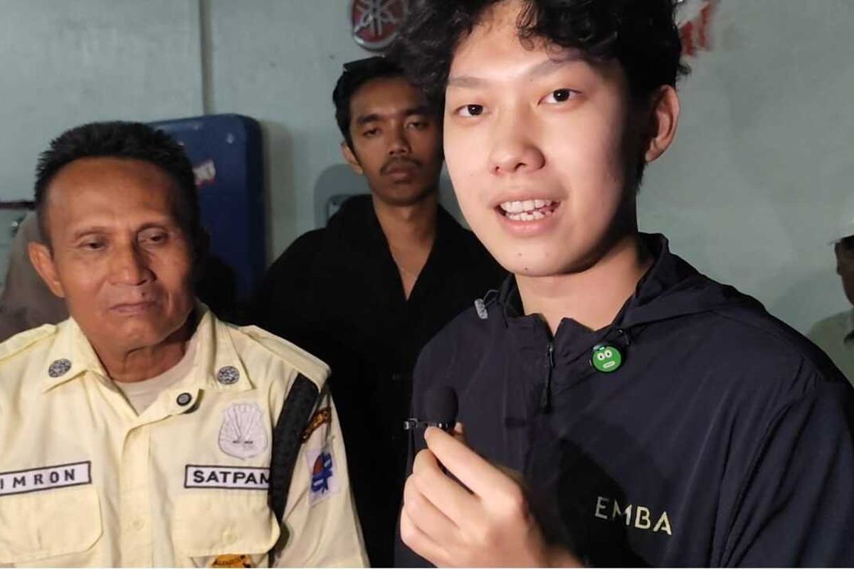 Willie Salim bersama Imron satpam DPRD Kabupaten Cirebon Jawa Barat memberiikan pernyataan usai membeli motor baru di sebuah dealer di Kabupaten Cirebon Jawa Barat pada Minggu (31/8/2025) siang.