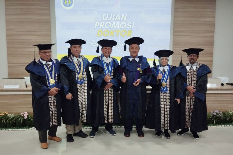 Salah satu wartawan senior di Jogja Ronny Sugiantoro MM CHE berhasil meraih gelar Doktor di UNY (Universitas Negeri Yogyakarta) dengan IPK 3,87.

