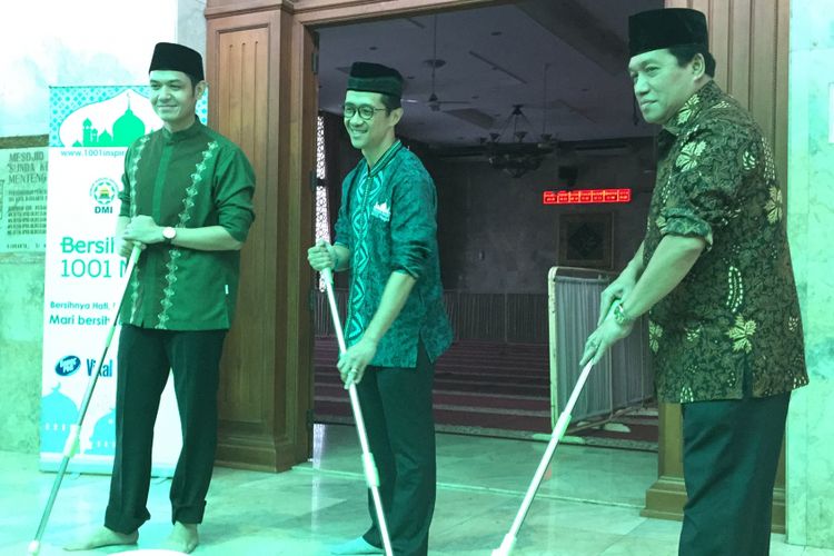Dude Harlino ketika saat menghadiri kegiatan Bersih-bersih 1001 Masjid di Masjid Agung Sunda Kelapa, Menteng, Jakarta Pusat, Rabu (3/5/2017).