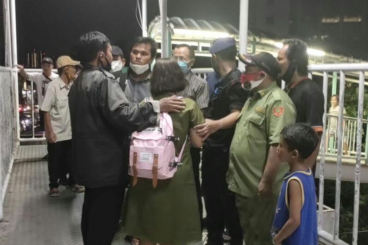 Seorang wanita hamil nekat melakukan aksi percobaan bunuh diri di jembatan penyebrangan orang (JPO) Gunung Sahari Mangga Dua, Pademangan Barat, Jakarta Utara pada Selasa (5/1/2021) malam.