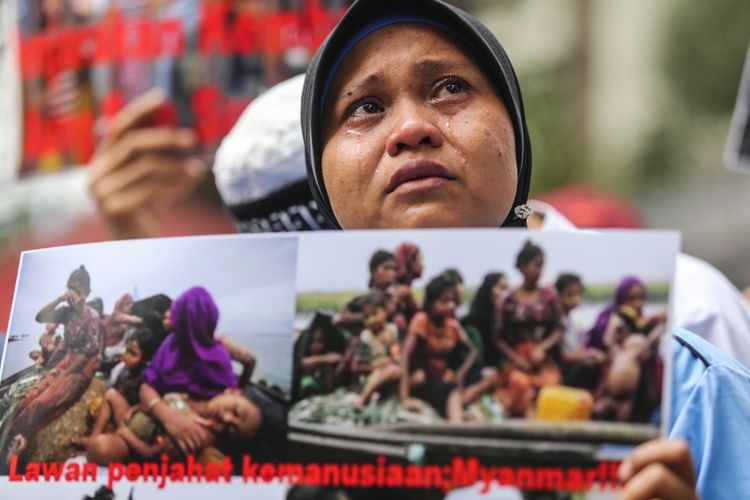 Puluhan orang berunjuk rasa di depan Kedutaan Besar (Kedubes) Myanmar di Jalan Agus Salim, Menteng, Jakarta Pusat, Sabtu (2/9/2017). Massa mengecam tindakan kekerasan terhadap umat Islam Rohingya dan menyerukan agar duta besar Myanmar diusir dari Indonesia.