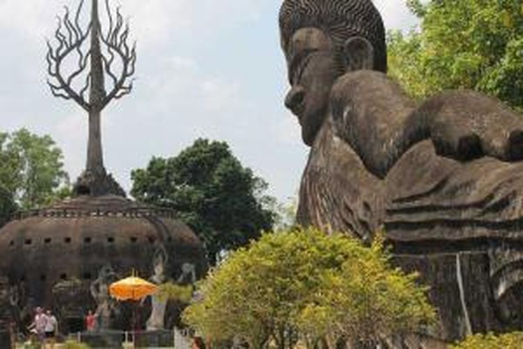 Buddha Park, salah satu peninggalan sejarah di Vientiene, Laos.