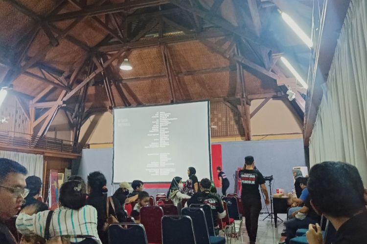 Suasana pemutaran film Istirahatlah Kata-kata  memperingati ulang tahun ke-60 penyair dan aktivis Wiji Thukul di Galeri Nasional, Gambir, Jakarta Pusat, Sabtu (26/8/2023).