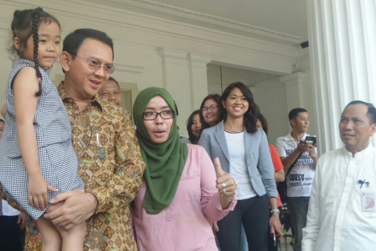 Gubernur DKI Jakarta Basuki Tjahaja Purnama bersama warga di Balai Kota DKI Jakarta, Jalan Medan Merdeka Selatan, Kamis (2/3/2017). 