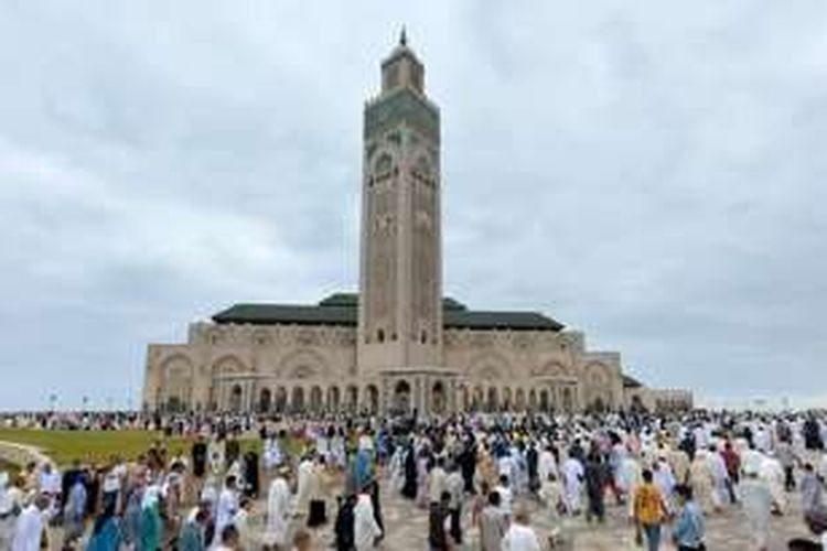 Umat Muslim berkumpul menjelang perayaan Idul Idha di Masjid Hassan II di kota Casablanca, Maroko.