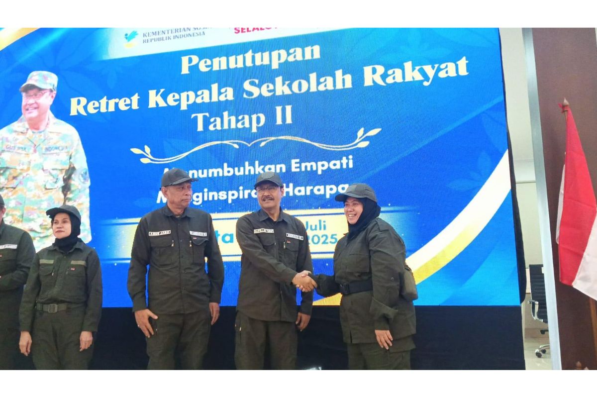 Menteri Sosial (Mensos) Saifullah Yusuf atau akrab disapa Gus Ipul (kedua dari kanan) saat mengapresiasi peserta Retret Kepala Sekolah Rakyat Tahap II yang berlangsung di Pusdiklatbangprof Margaguna, Jakarta Selatan, Sabtu (5/7/2025). 