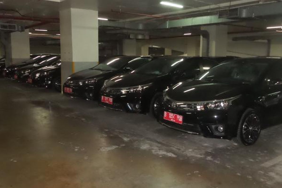 Puluhan mobil sedan merek Toyota Corolla Altis yang terparkir di basement Gedung DPRD DKI, Rabu (2/9/2015). Kendaraan-kendaraan yang baru saja dibeli ini rencananya akan digunakan sebagai mobil dinas anggota DPRD DKI.