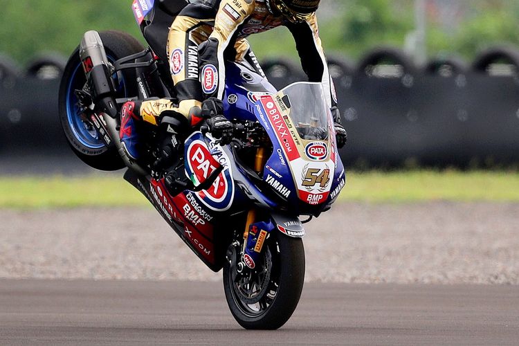 Pebalap tim Pata Yamaha with BRIXX Toprak Razgatlioglu melakukan selebrasi dengan stoppie setelah berganti wearpack dan helm warna emas pada Kejuaraan Dunia Superbike (WSBK) musim 2021 di Pertamina Mandalika International Street Circuit alias Sirkuit Mandalika, di Pujut, Lombok Tengah, Nusa Tenggara Barat, Minggu (21/11/2021). Toprak keluar sebagai juara dunia baru meski tak menjuarai seri Mandalika. 