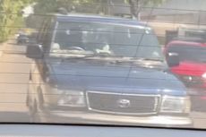 Polisi Kantongi Identitas Pengemudi Mobil yang Acungkan Celurit di Surabaya