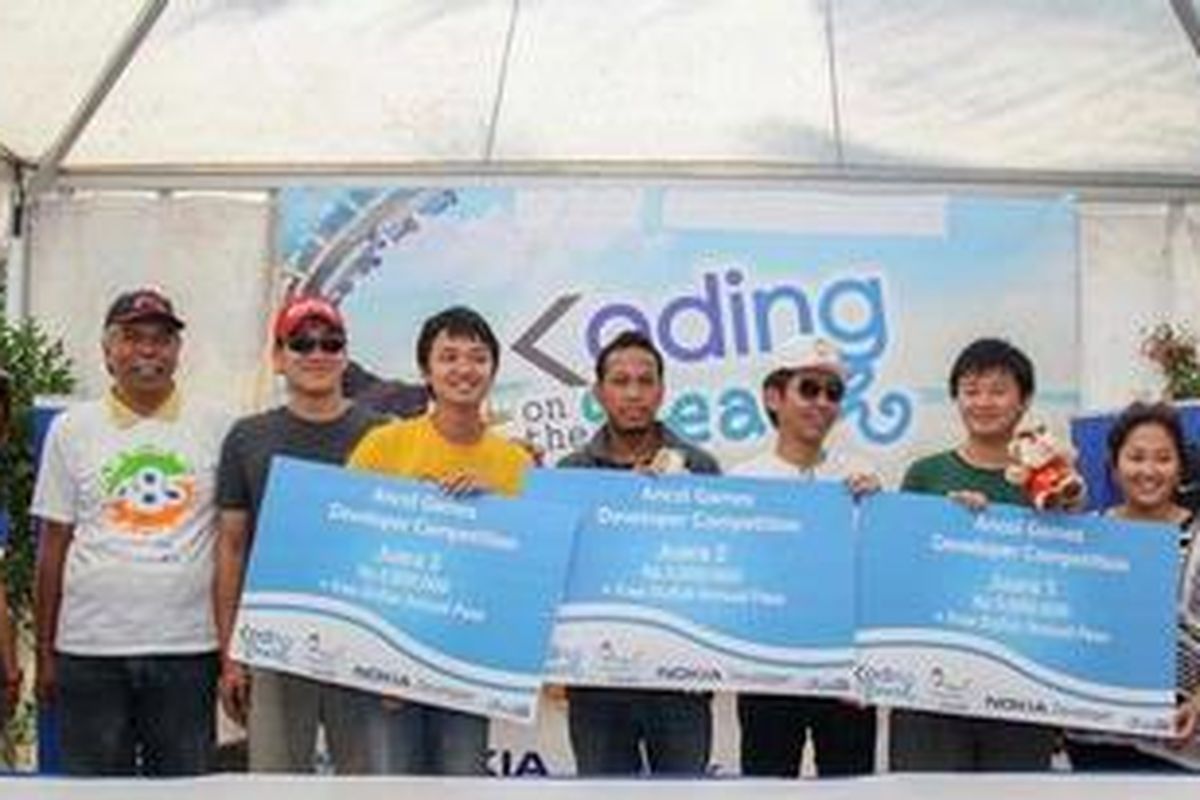 Para pemenang Nokia Coding on the Beach berpose bersama dewan juri dan penyelenggara