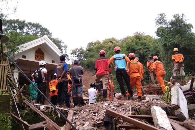Petugas gabungan terus melakukan proses evakuasi korban longsor di Dusun Kedung Buweng, Desa Wukirsari, Kecamatan Imogiri, Kabupaten Bantul, Yogyakarta