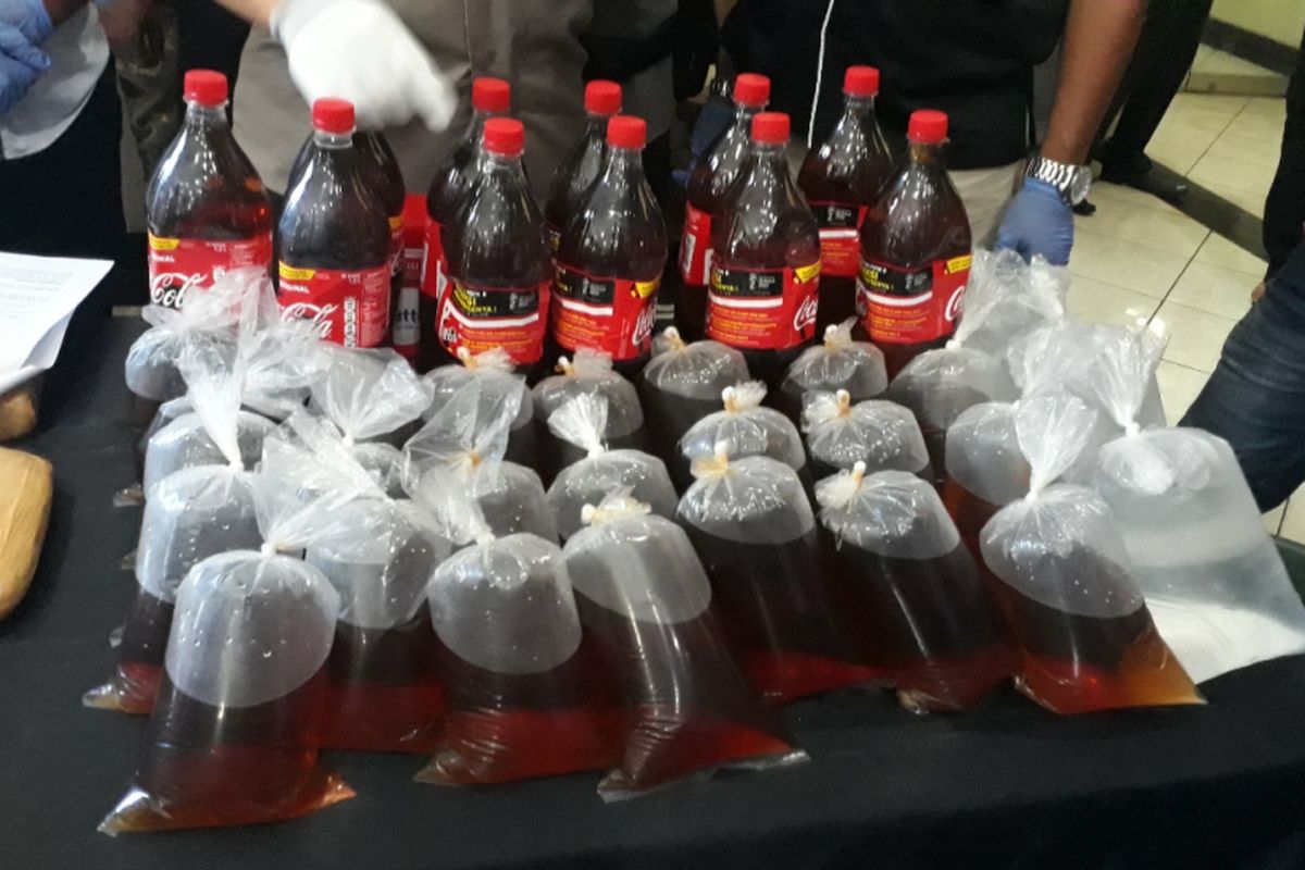 Minuman keras (miras) oplosan disita Polres Metro Bekasi dari empat tersangka penjual dan peracik miras di Kabupaten Bekasi, Kamis (11/10/2018).
