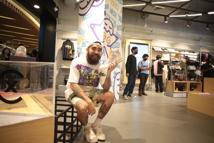 Kolaborasi muralist Philip Ponk dalam gerai Flagship pertama Converse di Mal Kota Kasablanka, Jakarta Selatan.