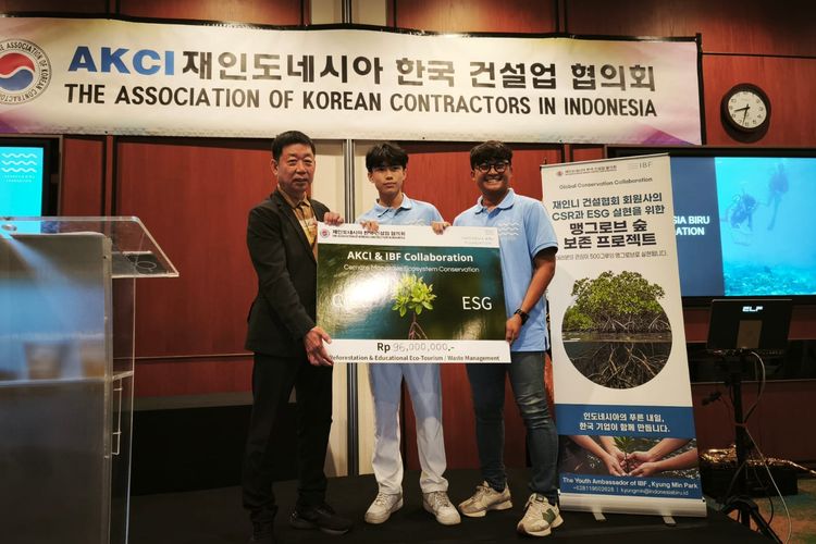 Kyung Min Park (tengah), selaku IBF Youth Ambassador bersama Chairman AKCI sekaligus perwakilan PT SSA, Hwang Eui Sang (kiri) dan Founder serta Direktur IBF, Andre Saputra