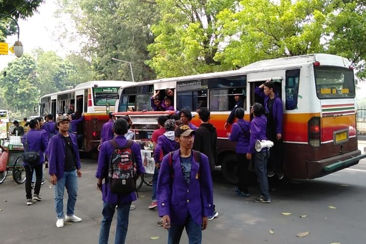 Sejumlah mahasiswa Universitas Pakuan, Bogor, Jawa Barat, saat menunggu bus untuk berangkat menuju Jakarta melakukan aksi unjuk rasa, Rabu (25/9/2019).
