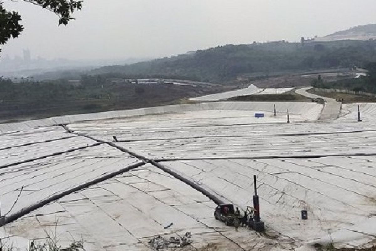 Satu dari tiga bak utama calon penampung limbah di Tempat Pengolahan dan Pemrosesan Akhir Sampah Regional Nambo-Lulut. 