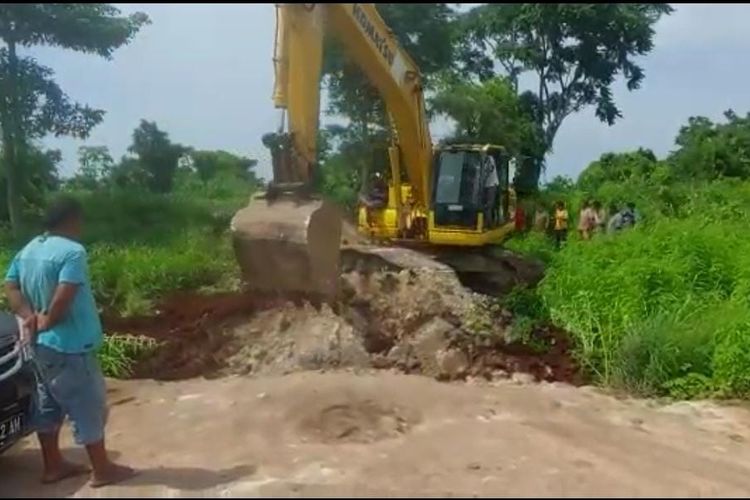 Pemutusan akses jalan menuju ke Pantai Mananga Aba