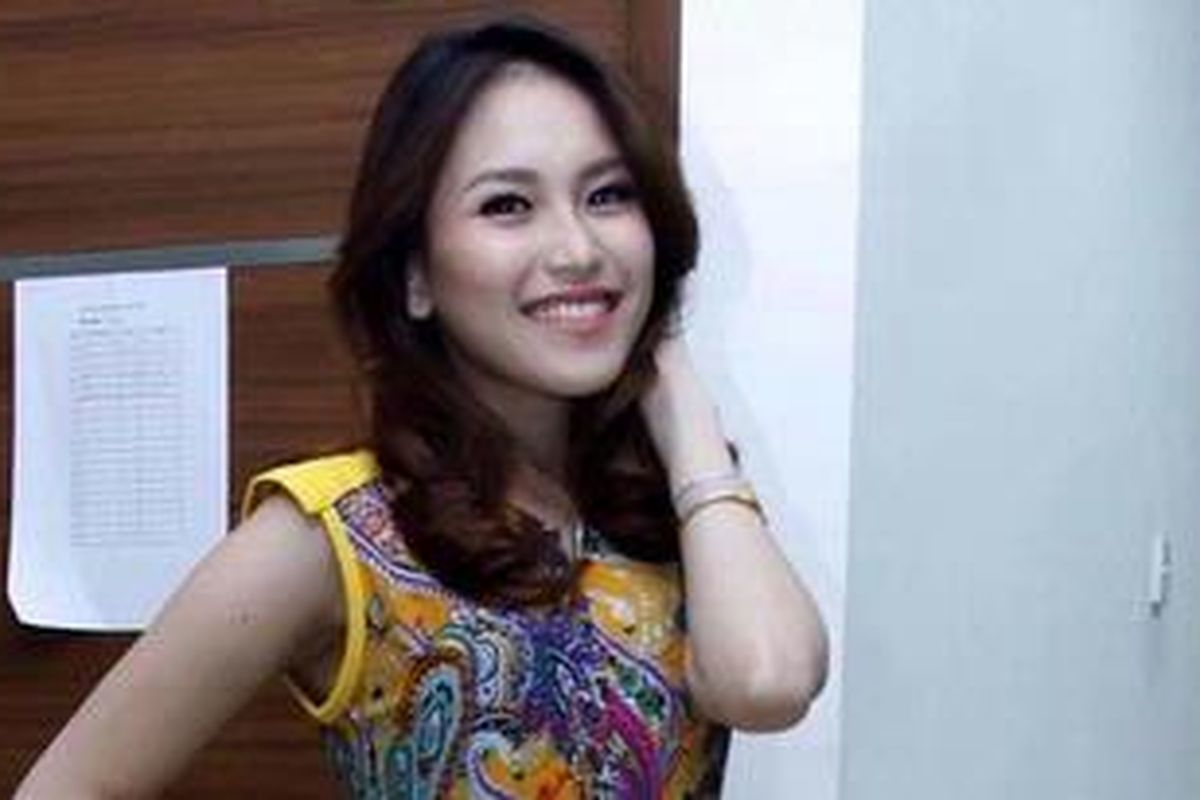 Penyanyi dangdut Ayu Rosmalina atau yang lebih dikenal dengan nama Ayu Ting Ting menghadiri acara peluncuran album Ayu Ting Ting and Friends di Gedung Annex, Kompleks RCTI, Kebon Jeruk, Jakarta Barat, Senin (17/12/2012). 