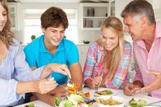 Rutin Makan Bareng Keluarga, Banyak Manfaatnya!