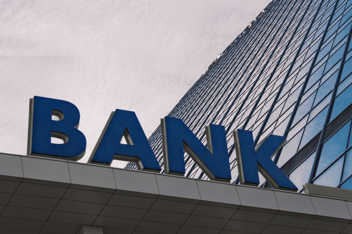 Jumlah kantor bank di Indonesia kian menyusut pada awal tahun 2024.