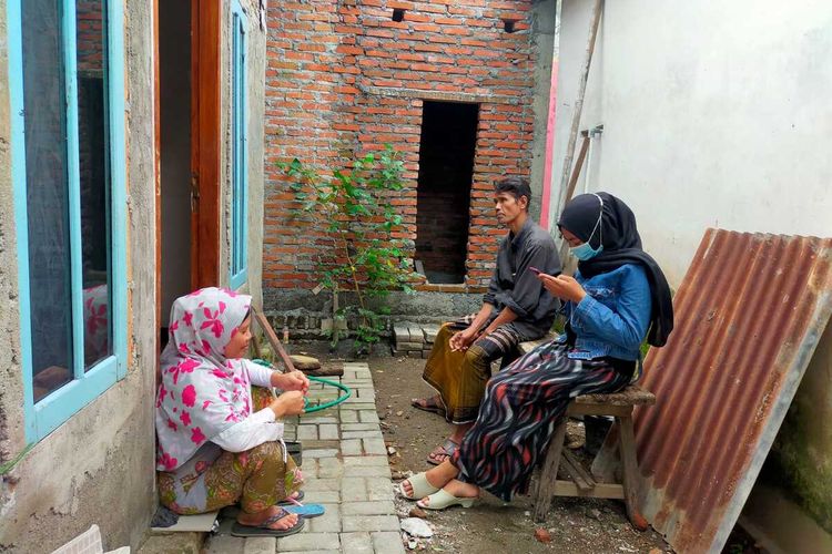 Rumah Supriadi yang tertutup tembok tetangganya.