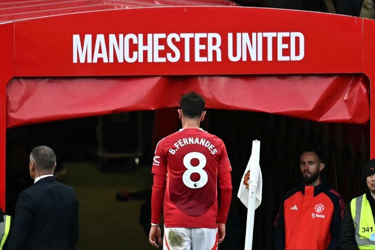 Gelandang Manchester United Bruno Fernandes meninggalkan lapangan setelah menerima kartu merah langsung dari wasit Chris Kavanagh pada pertandingan Liga Inggris antara Man United vs Tottenham Hotspur di Old Trafford di Manchester, Inggris, pada 29 September 2024.