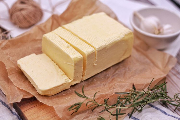 Margarin mengandung lemak trans yang akan merusak hidrasi tubuh.