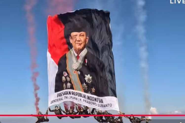 Aksi Penerjun Kopassus, Bentuk Formasi Kibarkan Foto Prabowo di Langit Istana