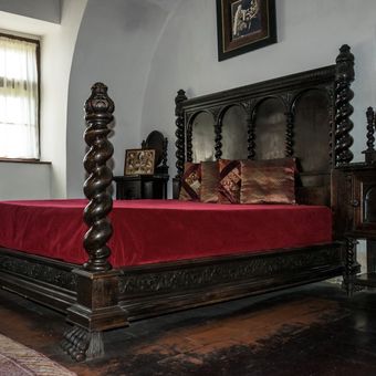 ilustrasi tempat tidur vintage bergaya gotik