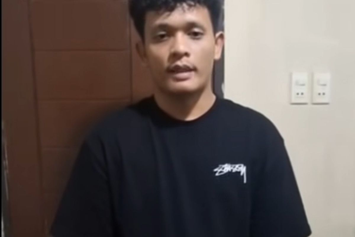 RAF (23) diamankan di Polsek Medan Tembung pada Kamis (24/7/2025). Video RAF viral karena peras pedagang dengan mengaku-ngaku anak Kasat Narkoba Polrestabes Medan di Kabupaten Deli Serdang. 