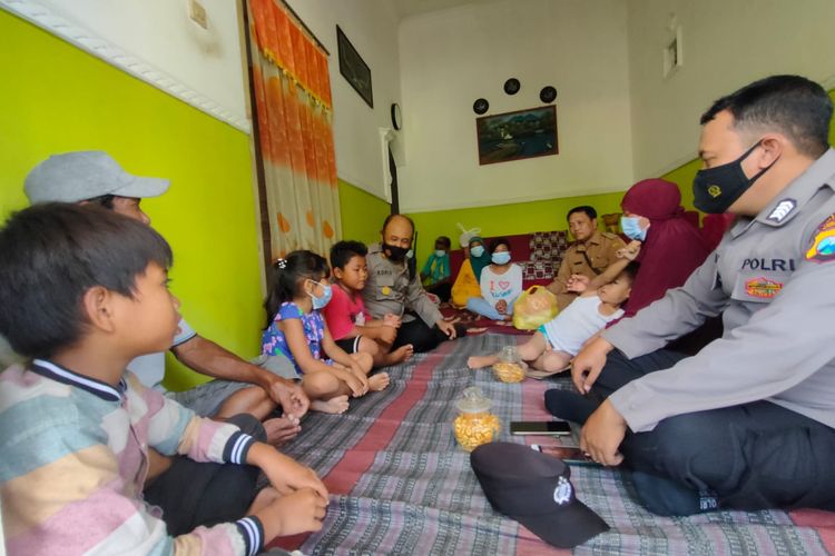Pengungsi korban erupsi Gunung Merapi saat berada di rumah warga Kecamatan Kencng Kabupaten Jember 