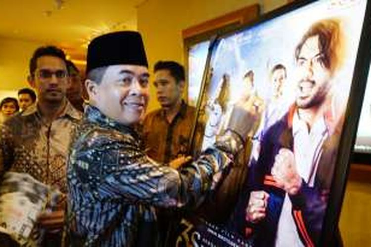 Ketua DPR RI Ade Komarudin diabadikan seusai tonton film 3 Srikandi di Blok M Square, Jakarta Selatan, Senin (8/8/2016).