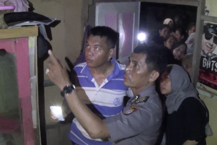 Aparat kepolisian di Kabupaten Gowa, Sulawesi Selatan menggelar olah tempat kejadian perkara (TKP) sesaat setelah jasad seorang kakek ditemukan tewas gantung diri, Selasa (3/10/2017).