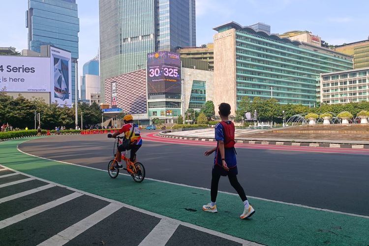 Warga tetap berolahraga meski kegiatan car free day (CFD) ditiadakan di kawasan Bundaran HI, Jakarta Pusat, Minggu (14/4/2024).