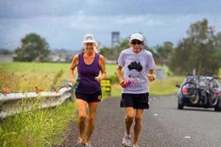 Janette Murray-Wakelin (64) dan Alan Murray (68), pasangan yang berlari maraton untuk jarak 41,8 km setiap hari selama setahun.