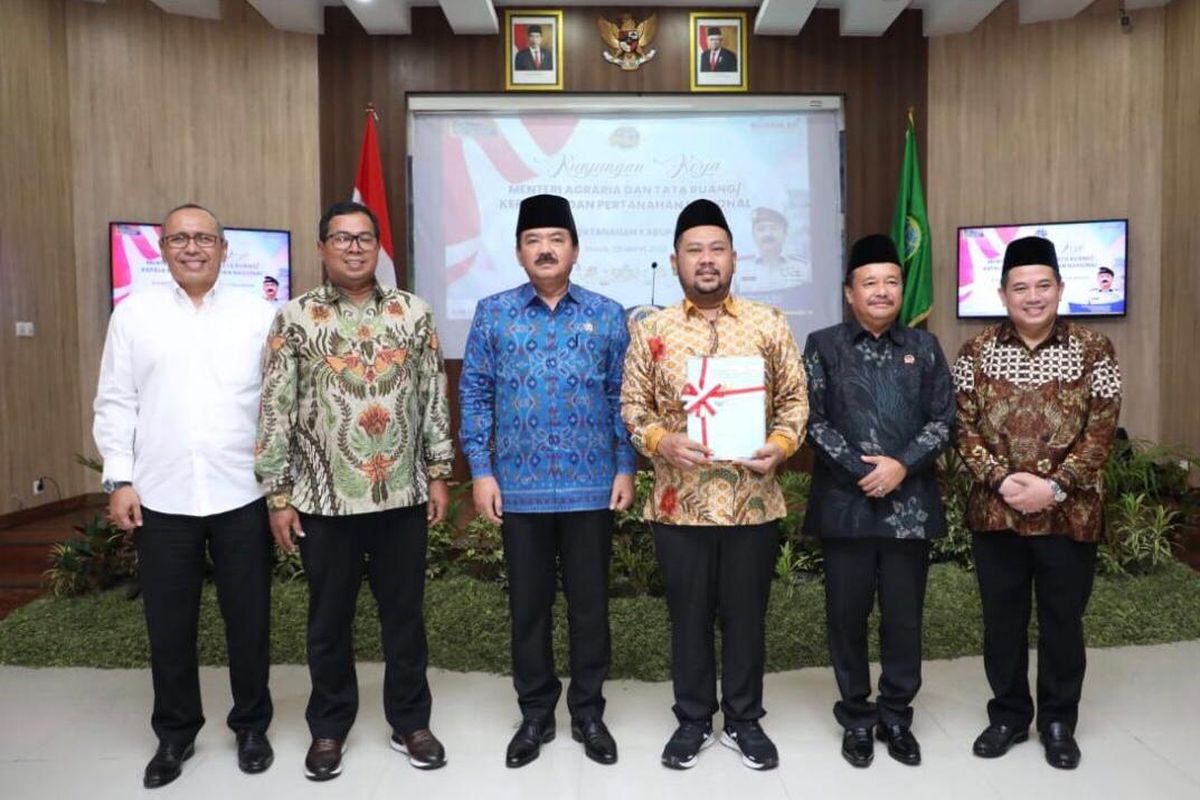Menteri Agraria dan Tata Ruang/Kepala Badan Pertanahan Nasional (Menteri ATR/ Kepala BPN) Hadi Tjahjanto hadir dalam penandatanganan Perjanjian Kerja Sama (PKS) antara Kantah Kabupaten Gresik, Pemerintah Kabupaten (Pemkab) Gresik, aparat penegak hukum, dan badan peradilan Kabupaten Gresik di Kantah Kabupaten Gresik, Rabu (29/03/2023).

