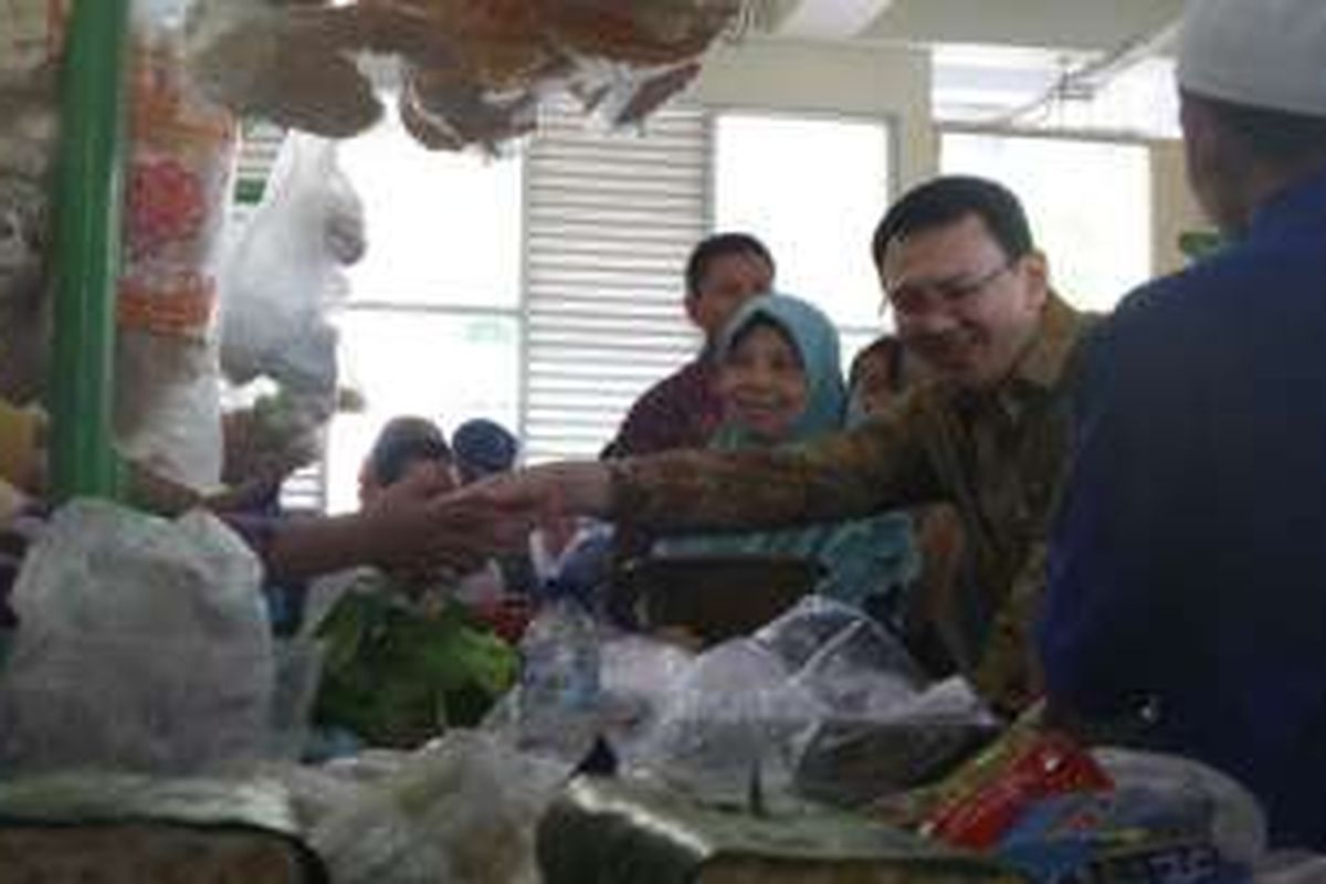 Gubernur DKI Jakarta Basuki Tjahaja Purnama meninjau kios-kios di Pasar Pesanggrahan, Jaksel, yang baru diresmikan, Jumat (26/8/2016). 