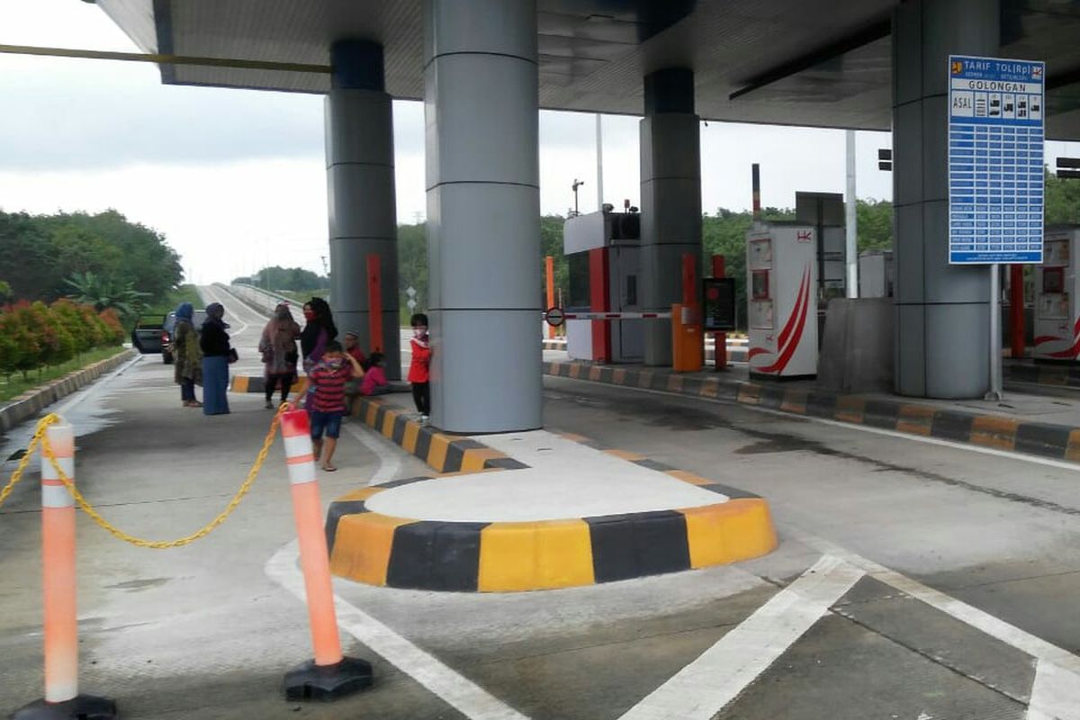 Satu keluarga yang tertahan di pintu tol Sidomulyo, Lampung Selatan, Minggu (14/2/2021) sore. 