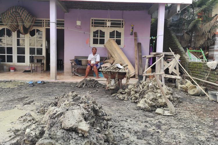 Derita Warga Demak, Banjir Surut, Lumpur Masih Menumpuk...