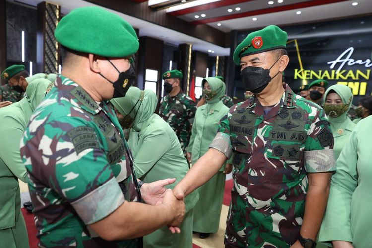 Kepala Staf Angkatan Darat (KSAD) Jenderal Dudung Abdurachman menaikkan pangkat 23 perwira tinggi (Pati) TNI Angkatan Darat yang berlangsung di Markas Besar Angkatan Darat (Mabesad), Jakarta, Selasa (25/1/2022).