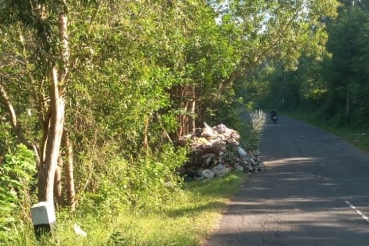 Sampah yang dibuang di Kalurahan Selopamioro, Imogiri, Bantul.