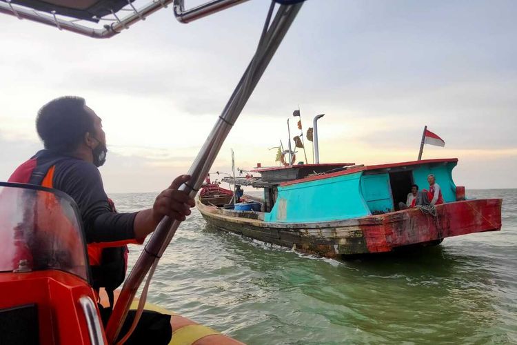 Satu unit kapal pompong tak bertuan ditemukan oleh nelayan terombang-ambing di Pulau Rangsang, Kabupaten Kepulauan Meranti, Sabtu (2/4/2022) sekitar pukul 05.00 WIB.