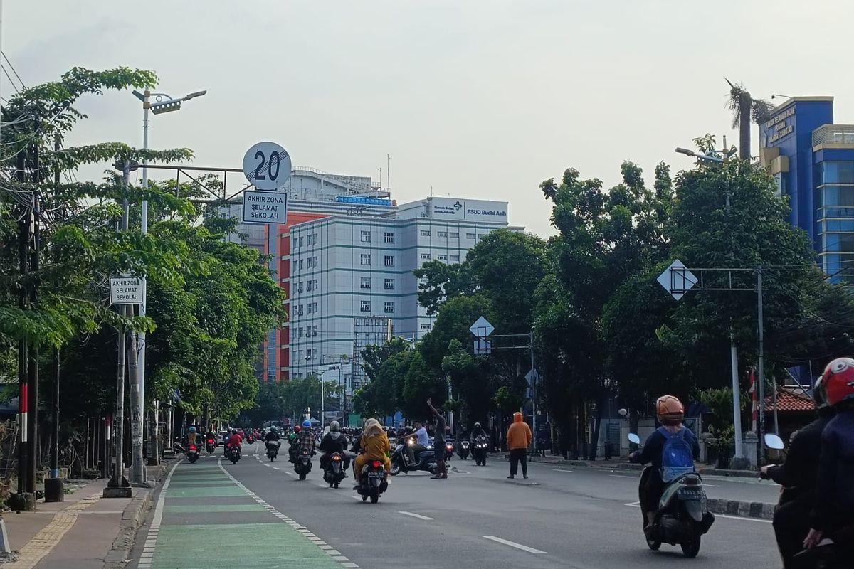 Jalan Dewi Sartika di Jakarta Timur terpantau ramai lancar pada hari pertama puasa selama jam pulang kerja, Kamis (23/3/2023).