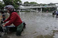 Mereka Mendulang Rezeki dari Banjir Jakarta