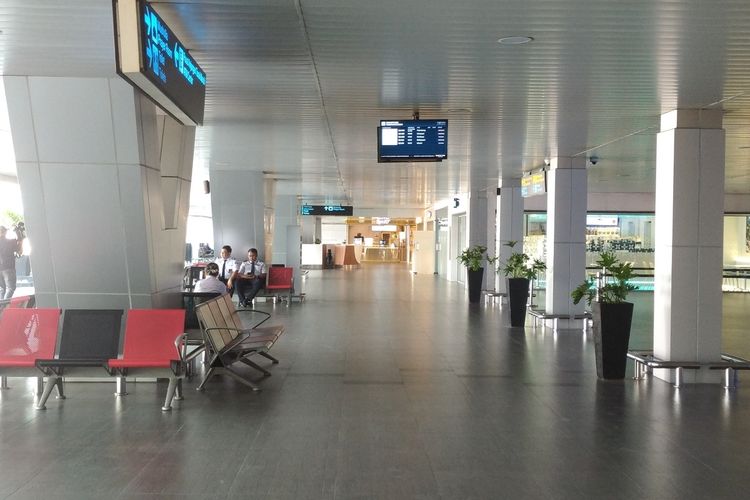 Abu Vulkanik Belum Mereda, Bandara Husein Sastranegara Ditutup hingga Tengah Malam