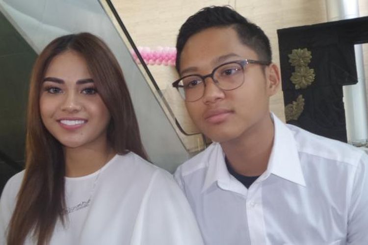 Aurel dan Azriel usai menghadiri ulang tahun Amora Lemos di Hotel Four Season, Jakarta Selatan, Sabtu (10/9/2016).