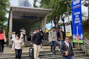 Ketika UMR Tak Cukup Hidup Layak, Pekerja Bertahan dari Gaji ke Gaji