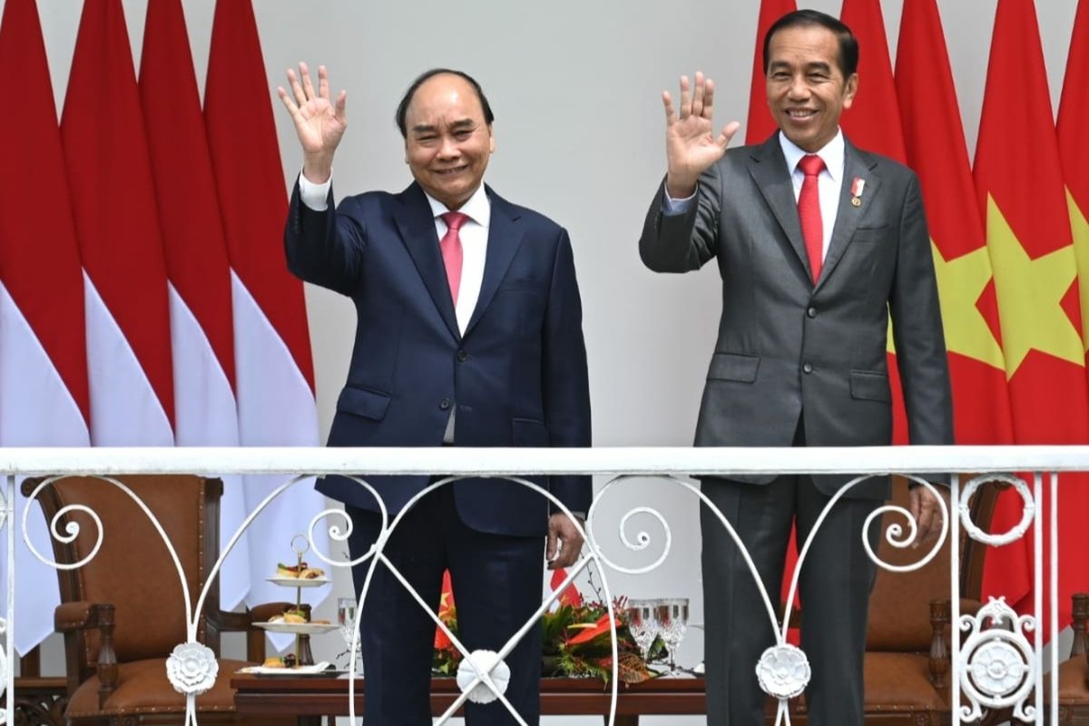 The Indonesian President Joko Widodo (right) and Vietnamese President Nguyn Xuân Phúc (left) wave their right hand at the Bogor Presidential Palace on the outskirt of Jakarta, Thursday, December 22, 2022.   